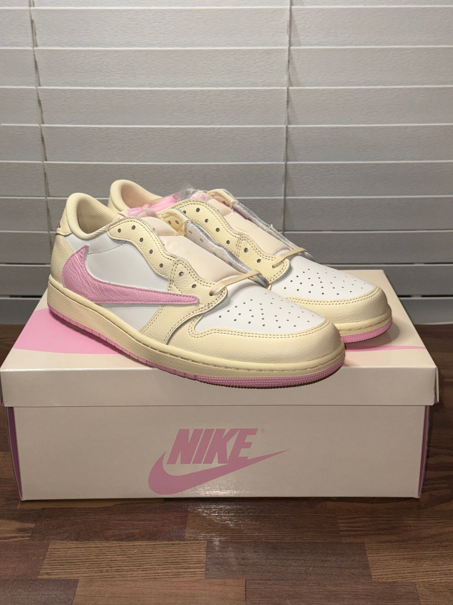 Air Jordan 1 Low x Travis Scott Shy Pink